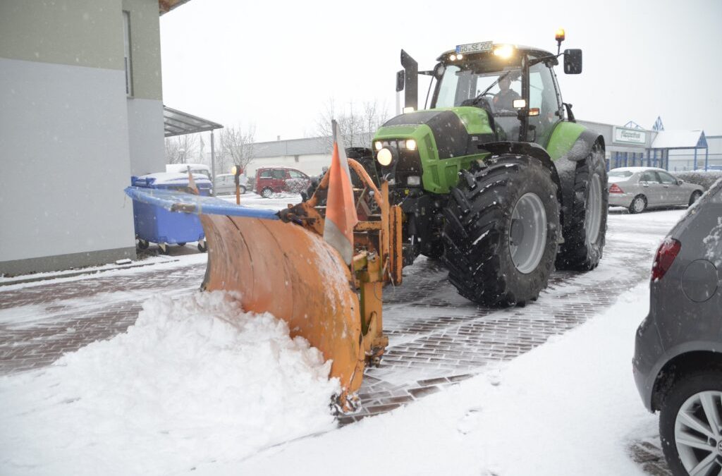 Landwirte sorgen im Winterdienst für freie Straßen