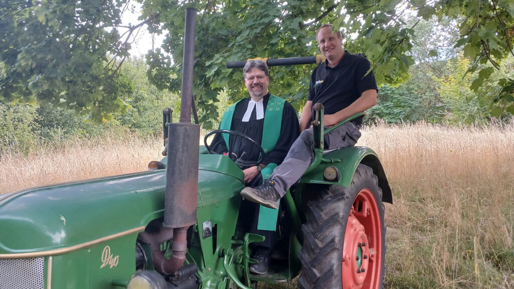 Wenn der Pastor mit dem Trecker zum Gottesdienst fährt…