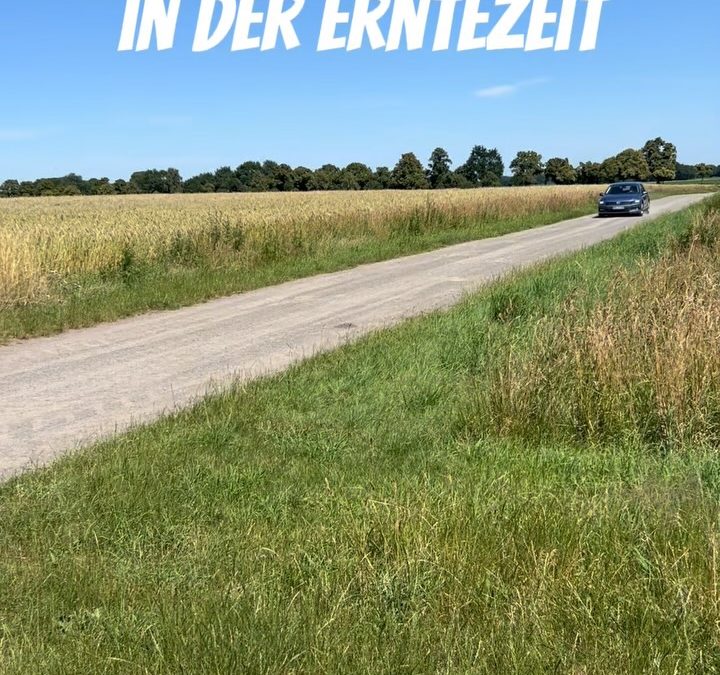 🚜🌾 Wer liebt die Erntezeit auch so sehr ? 💛 Für uns Öffis bedeutet die Erntezeit, sobald ein Drescher auftaucht: STOP…