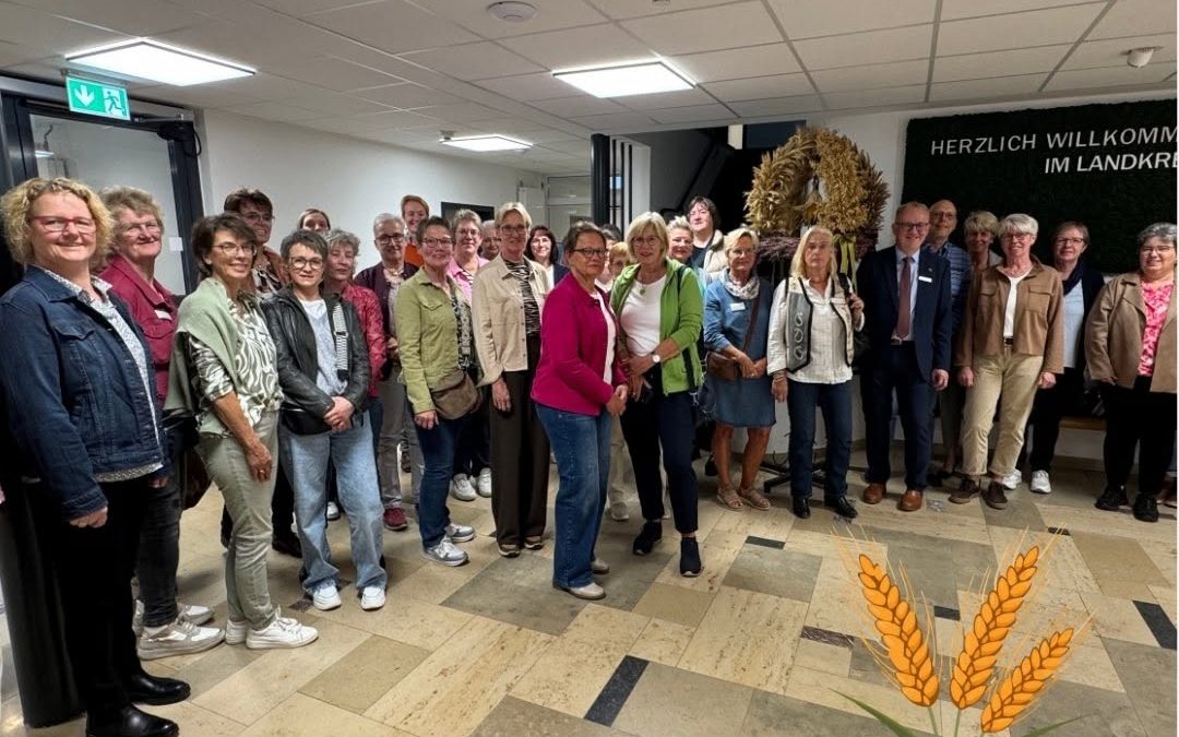 🌾 Erntekrone fürs Kreishaus Diepholz! 🌾 Der Kreisverband der Landfrauenvereine Grafschaft Diepholz überreichte Landrat…