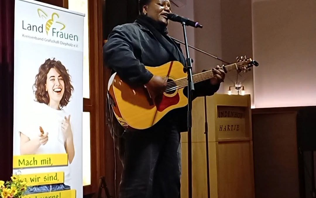 Sängerin Naomi mit Stimme und Stimmung auf dem Abend der Landfrauen!