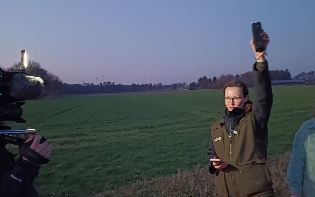 Kamerateam in der Dunkelheit: Ein Team des NDR begleitete Caroline Poitzsch, Mitarbeiterin des NUVD, und einige freiwill…