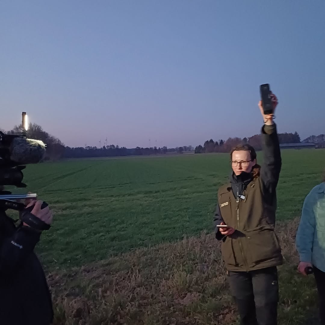 <a href="https://www.instagram.com/p/DVp7biEkgMF" target="_blank">Kamerateam in der Dunkelheit: Ein Team des NDR begleitete Caroline Poitzsch, Mitarbeiterin des NUVD, und einige freiwill…</a>