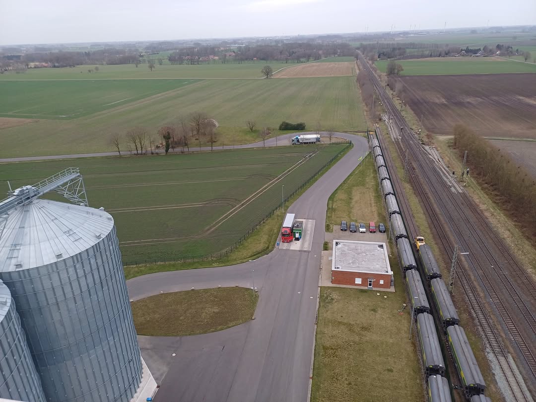 <a href="https://www.instagram.com/p/DWByOtODouy" target="_blank">Hoch hinaus auf das AGRO-Terminal in Drentwede. Landwirte unseres Ortsvereines Stadt Diepholz unternahmen eine Exkursion…</a>