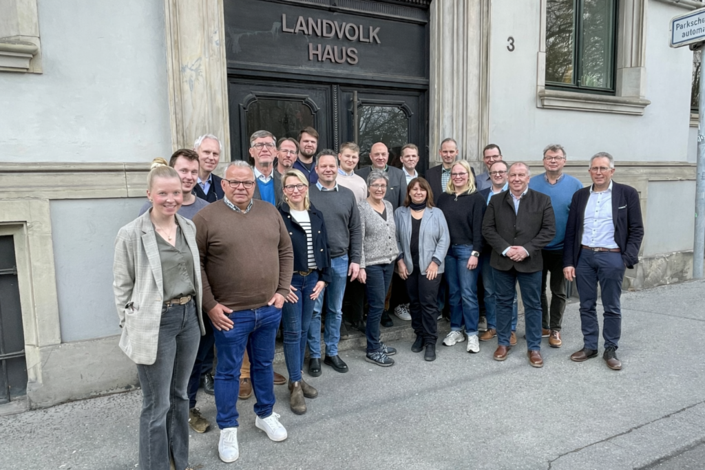 <a href="https://landvolk.net/lpdartikel/zwischen-wetter-weltmarkt-und-wechsel-an-der-spitze/" target="_blank">Zwischen Wetter, Weltmarkt und Wechsel an der Spitze</a>