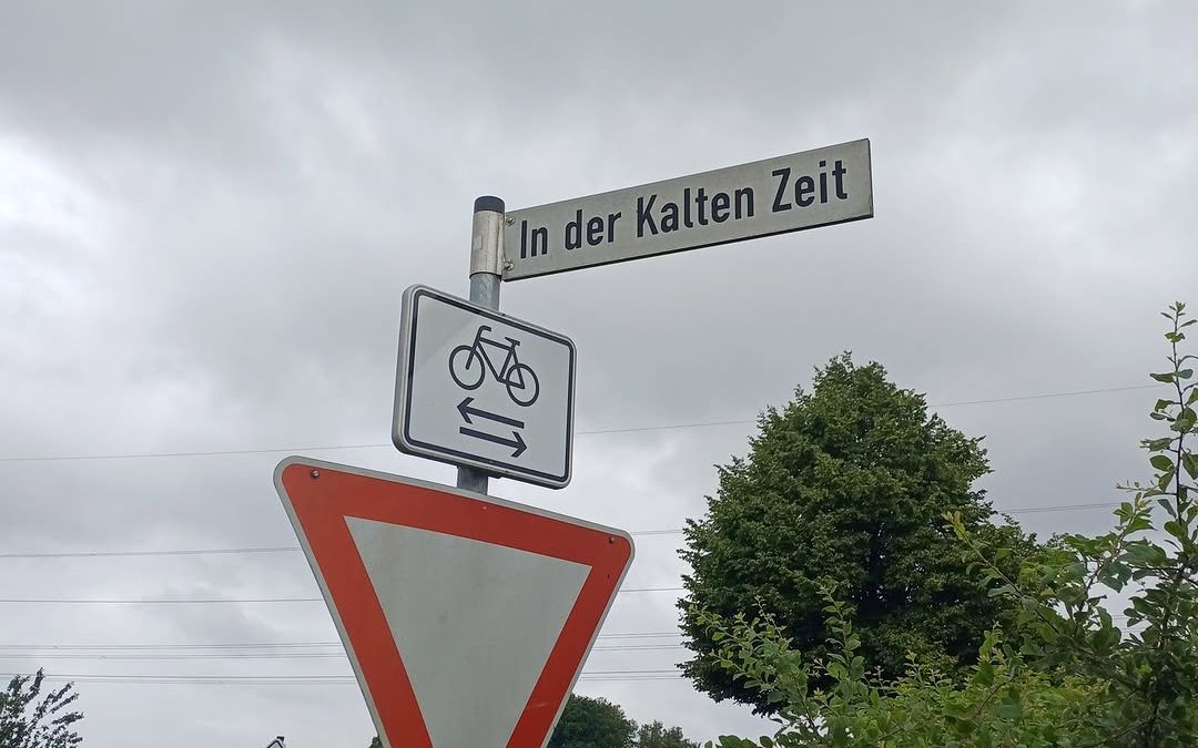 Ein Straßenschild für jetzt 🥶 – wer fühlt es noch? #Schafskälte #WannwirdsmalwiederSommer