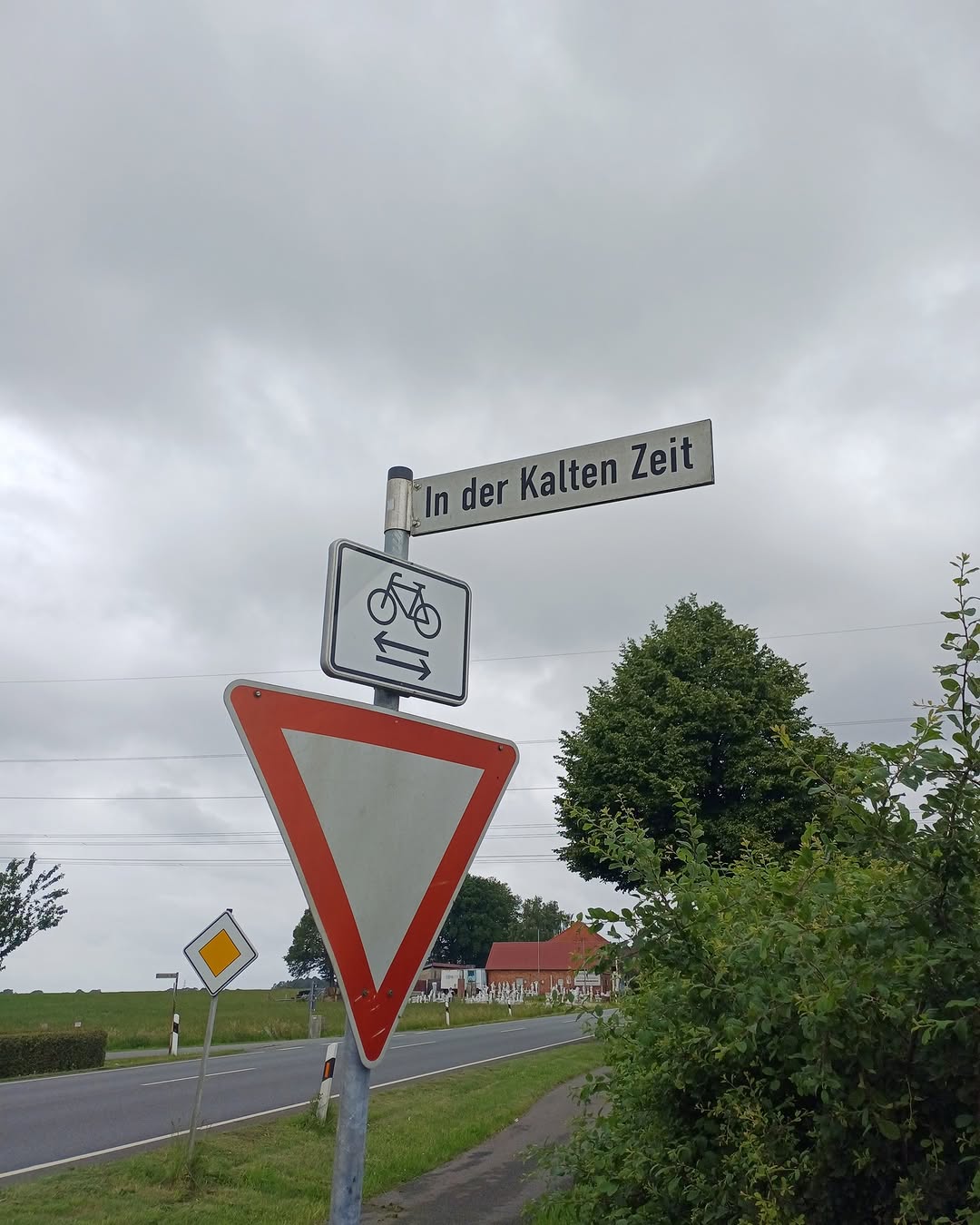 <a href="https://www.instagram.com/p/DZmicMmDiBJ" target="_blank">Ein Straßenschild für jetzt 🥶 – wer fühlt es noch? #Schafskälte #WannwirdsmalwiederSommer</a>