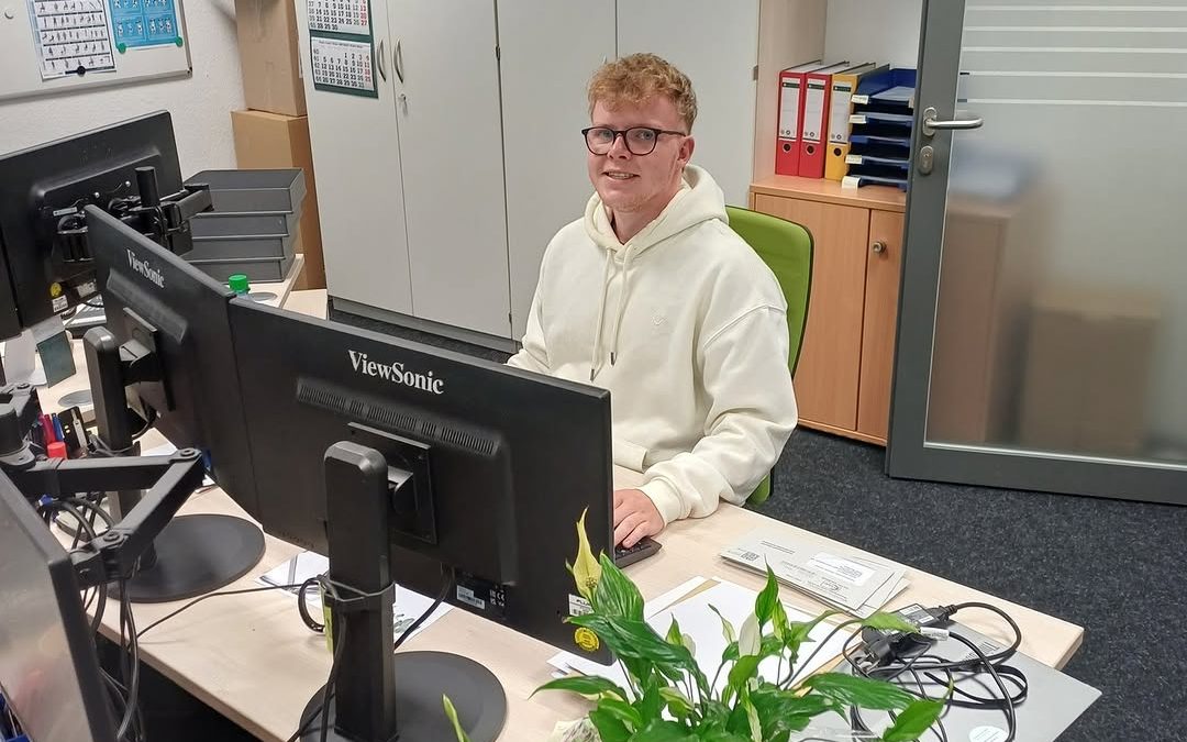 Bereits fleißig dabei: Seit diesem Monat hat Michel seine Ausbildung in der Buchstelle unseres Landvolkes begonnen. Der …