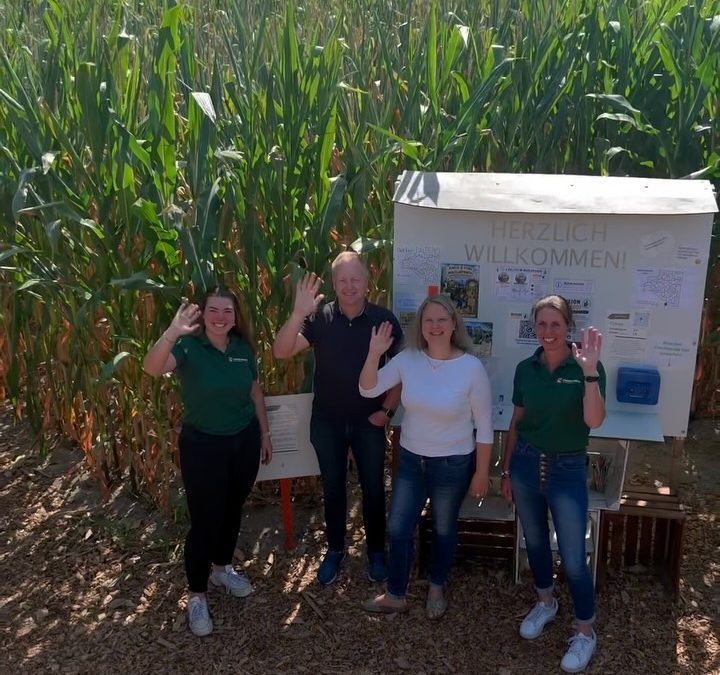 🎉 20 Jahre Hof Ackerdemie und das feiern wir mit euch! 🌽🥳 Kommt am 05.09.2026 von 14–18 Uhr zum @maislabyrinth_neuenk…