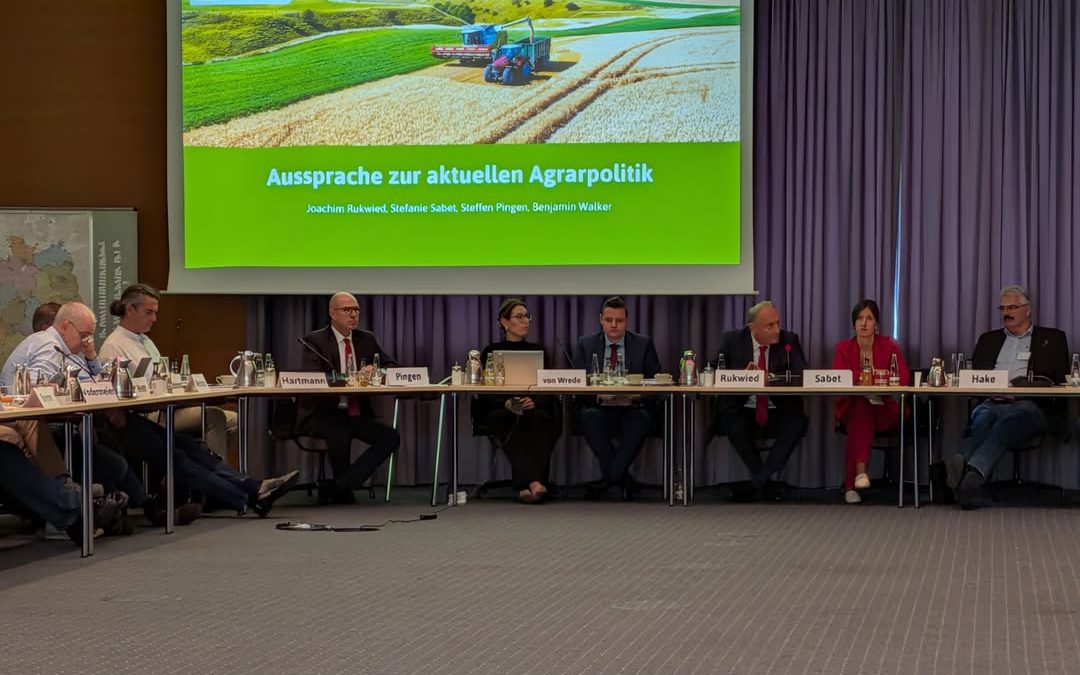 Während im Bundestag bei der Generaldebatte die Fetzen fliegen, geht es unweit davon beim Deutschen Bauernverband auch u…
