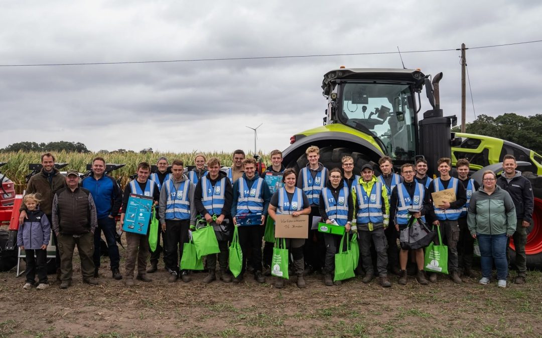 Jede Menge Pfluglotsen! Auf der Fläche von Hauke Meyer-Husmann in Groß Lessen zeigten die angehenden Landwirtinnen und L…